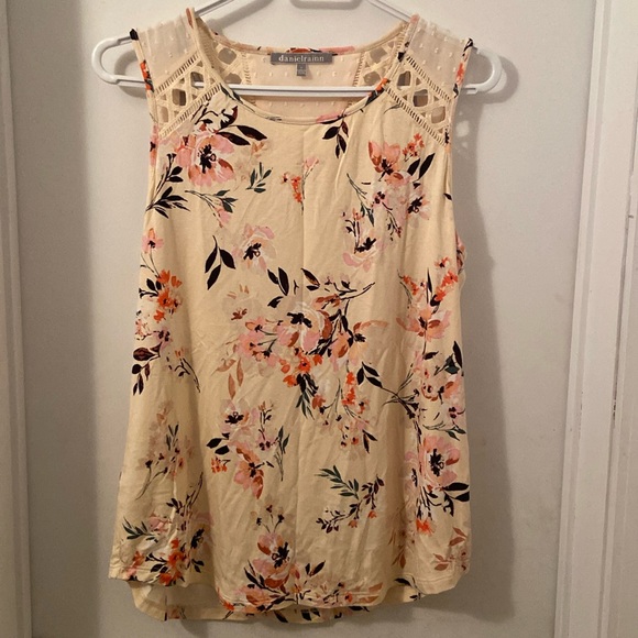 NWOT Lace Crochet Detail
Flower summer Knit Top - Picture 5 of 8